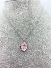Load image into Gallery viewer, Collier médaillon avec croix
